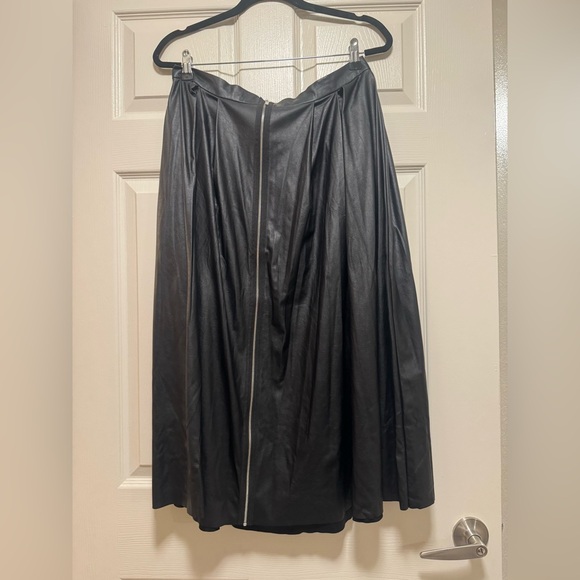 T Tahari Faux Leather Black A-Line Skirt - Picture 3 of 8